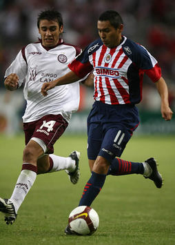Eduardo Salvio y Ramon Morales- Chivas vs Lanus (Mexsport)