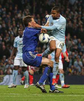 UEFA-Cup: Manchester City - Hamburger SV, Robinho vs Rost (PA)
