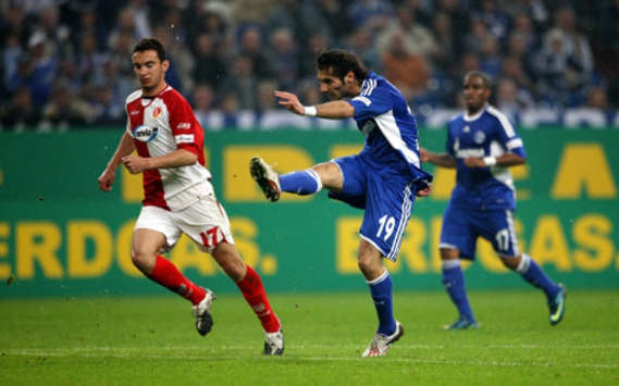 Bundesliga: Schalke 04 - Energie Cottbus, Halil Altintop, Daniel Ziebig (firo)