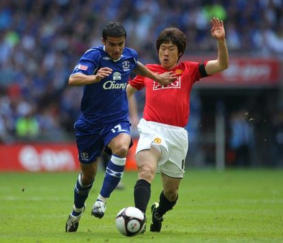 Ji Sung Park and Tim Cahill battle in the Manchester United-Everton FA Cup semi-final (PA)