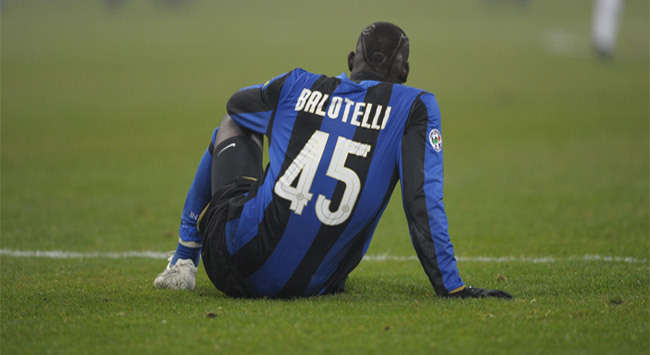 Mario Balotelli seduto in terra durante Juventus-Inter (Grazia Neri)