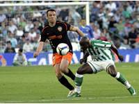 Marchena in action for Valencia against Real Betis. A David Villa double saw Los Che run out 2-1 winners