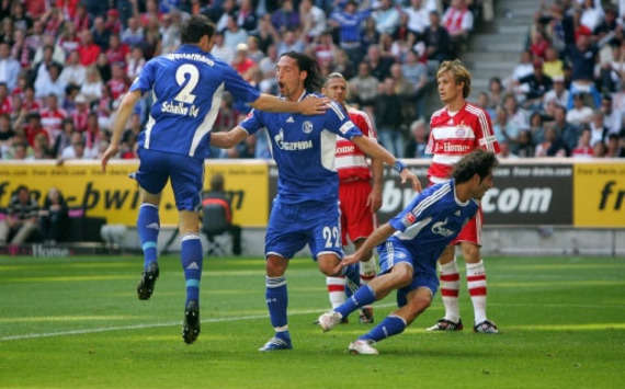 Bundesliga: Bayern München - Schalke 04, Königsblauer Jubel nach dem 1:0 in der Allianz-Arena (firo)