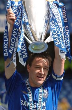 İngiltere: John Terry 2006'da Chelsea'nin kazandığı Premier Lig şampiyonluğu sonucunda kazandıkları kupayı kaldırırken (PA)