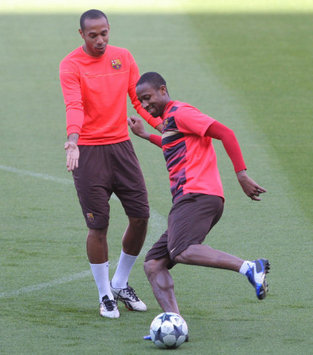 Thierry Henry and Seydou Keita - Barcelona (PA)