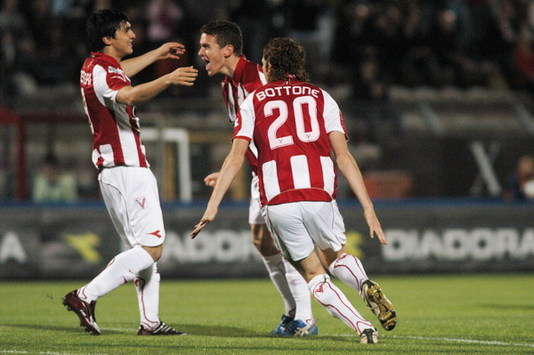 La felicità di Forestieri e compagni dopo il primo goal del Vicenza contro il Rimini (Foto Grazia Neri)