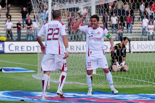 L'esultanza di Tavano e Volpe dopo il raddoppio amaranto in Salernitana-Livorno (Foto Grazia Neri)