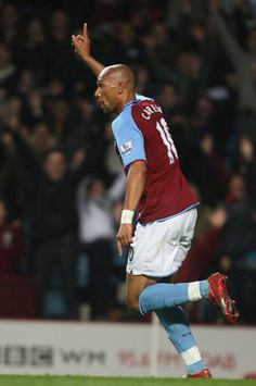 EPL: John Carew, Aston Villa - Hull (PA)