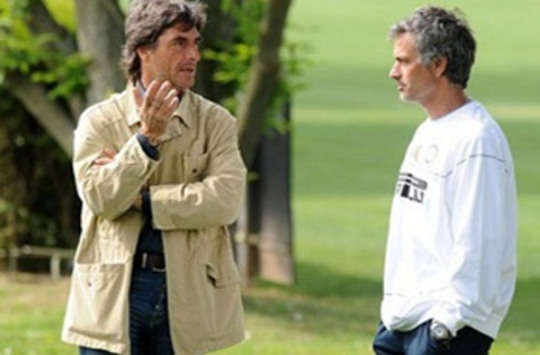 Former Lecce coach Mario Beretta takes advice from Inter's José Mourinho at the Nerazzurri's Appiano Gentile training ground