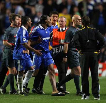 Didier Drogba ist mit der Schiri-Leistung mehr als unzufrieden - das versucht er ihm mitzuteilen (PA)
