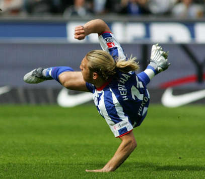 Herthas Stürmer Andrej Voronin mit einer akrobatischen Einlage (firo)