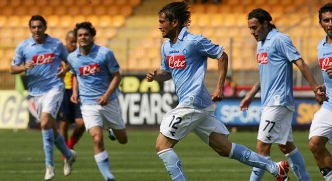 Tutto il Napoli rincorre Inacio Pià, autore del vantaggio azzurro a Lecce (Grazia Neri)