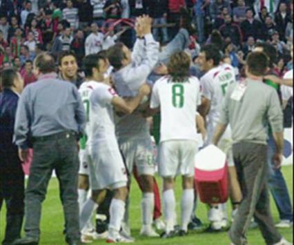 Bank Asya Birinci Lig: Karşıyakalı futbolcuların galibiyet sevinci (bankasyabirincilig.com.tr)