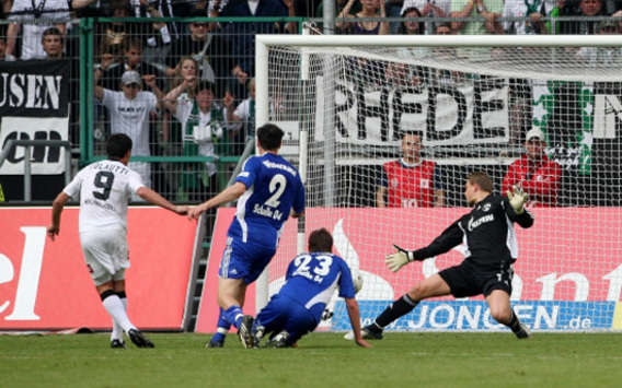 Borussias Colautti schießt mitten ins Schalker Herz und lässt den Verein weiter vom Klassenerhalt träumen (firo)