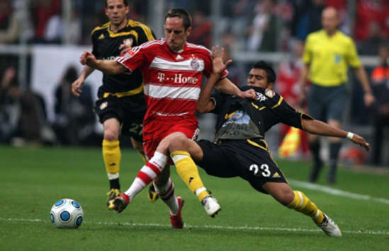 Bayerns Frank Ribéry setzt sich hier gegen Bayers Arturo Vidal durch (firo)