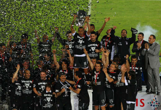Fortis Türkiye Kupası: Beşiktaş 2008-2009 Fortis Türkiye Kupası'nı alırken (tff.org)