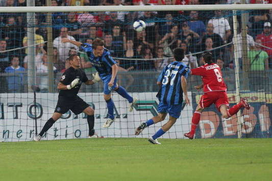 Moscardelli mette a segno il goal del primo vantaggio del Piacenza a Pisa (Foto Grazia Neri)