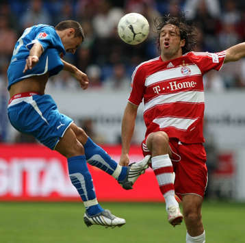 Bayerns Luca Toni im Luftduell mit Sejad Salihovic (firo)