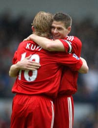 EPL: Dirk Kuyt & Steven Gerrard, West Bromwich - Liverpool (PA)