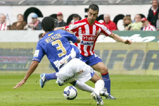 Kike Mateo controla el balón ante Welington, durante el Sporting de Gijón-Málaga (MARCA)