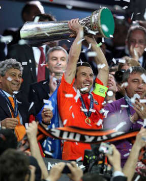 UEFA Kupası: Shakhtar Donetsk Kaptanı Dario Srna kupayı kaldırırken (PA)