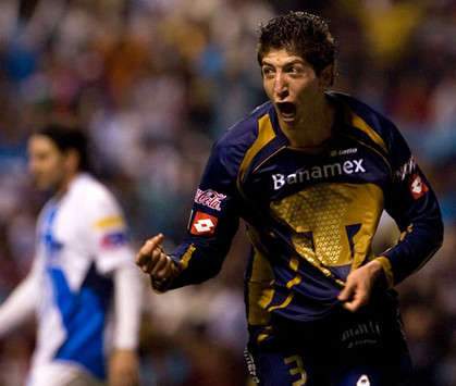 El defensa central Marco Antonio Palacios de Pumas, festeja efusivamente el gol del triunfo en la ida de Semifinales ante Puebla, en la Liguilla del Clausura Mexicano (Mexsport)