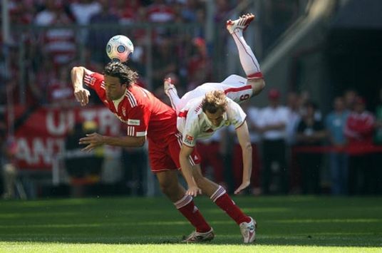 Luca Toni im Duell mit Stuttgarts Niedermeier (firo)