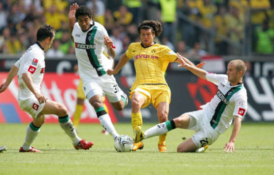 Valdez hat es hier gleich mit drei Gladbacher zu tun (firo)