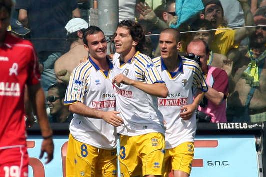 Maglia celebrativa per il Parma dopo la promozione in Serie A (Grazia Neri)