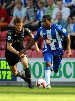 İngiltere: Hermann Hreidarsson (Portsmouth) - Antonio Valencia (Wigan Athletic) (PA)