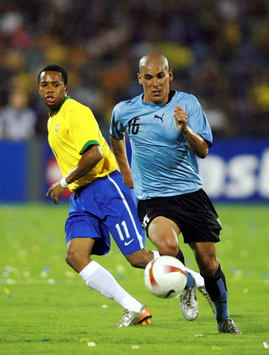 Robinho - Maximiliano Pereira - Brazil-Uruguay (Mexsport)