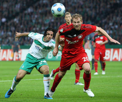 Den Ball im Blick: Lukas Sinkiewicz von Bayer Leverkusen und Claudio Pizarro von Werder Bremen