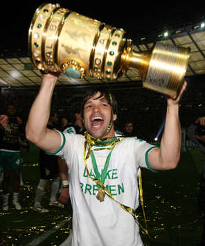 Bremens Spielmacher Diego verabschiedet sich, wie versprochen, mit einem Pokal aus Deutschland (firo)