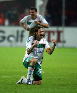 Torsten Frings hat es geschafft, der DFB-Pokal-Sieg mit Werder Bremen ist perfekt! (firo)
