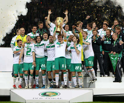 Werder Bremen hat den Pokal (firo)