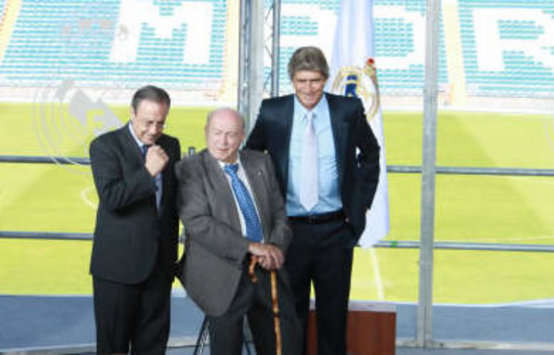 İspanya: Real Madrid Başkanı Florentino Perez, Real Madrid Onursal Başkanı Di Stefano ve Yeni teknik direktör Manuel Pellegrini basın karşısında (Goal.com)