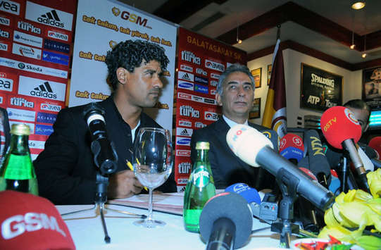 Frank Rijkaard, Galatasaray ile sözleşme imzalıyor(Galatasaray) (galatasaray.org)