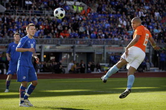 WCQ 2010: Nigel de Jong heads 0-1 home, Iceland-Netherlands (foto ANP)