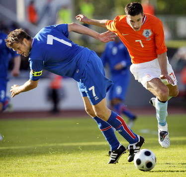 WCQ: Iceland - Netherlands, Hermann Hreidarsson vs. Robin van Persie (foto ANP)