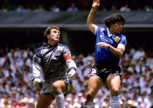 1986 Dünya Kupası'nda sahne alan Tanrı'nın eliyle Peter Shilton'un Diego Maradon'ya mağlup olduğu an (EMPICS)