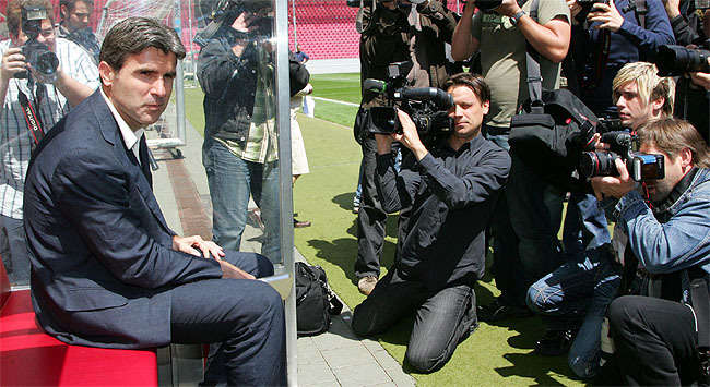 Zvonimir Soldo, Kölns neuer Trainer umringt von Fotografen (firo)