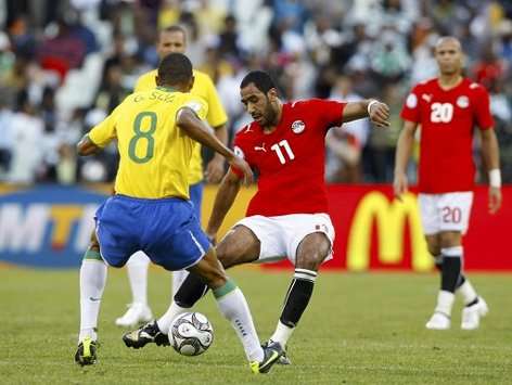 2009 FIFA Confederations Cup ：Gilberto Silva - Mohamed Shawky, Brazil - Egypt (PA)