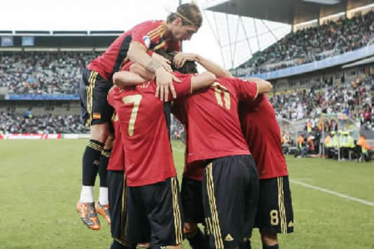 Spain players celebrate their goal against Iraq (MARCA)