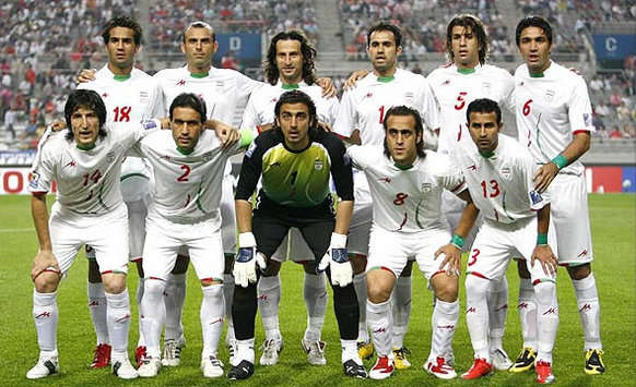 La selección de Irán ante Corea del Sur, con varios jugadores portando los brazaletes verdes