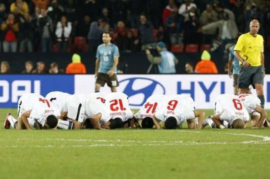 قوانين الفيفا لا تمنع السجود يا مسلمين
