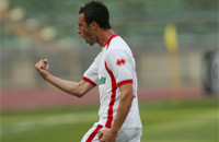 Stefano Guberti  esulta dopo un goal in Bari-Cittadella (Foto Grazia Neri)
