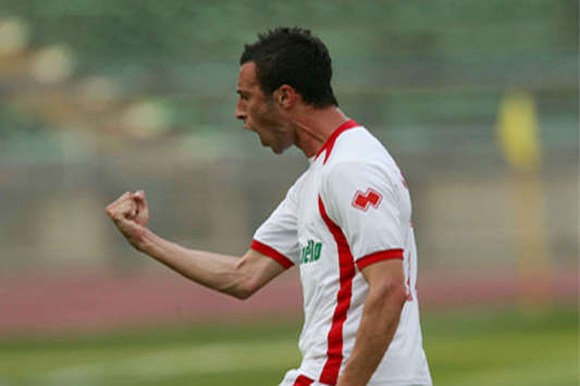 Stefano Guberti  esulta dopo un goal in Bari-Cittadella (Foto Grazia Neri)