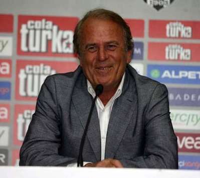 Beşiktaş teknik direktörü Mustafa Denizli (bjk.com.tr)