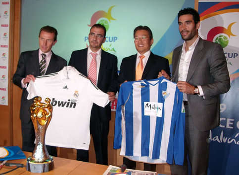Emilio Butragueño (Real Madrid), David Yoo (Peace Cup) y Fernando Sanz (Málaga), durante la presentación del torneo en Madrid (Goal.com)