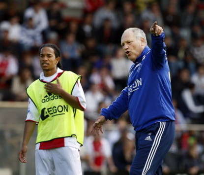 Urby Emanuelson and Martin Jol, Ajax (foto ANP)